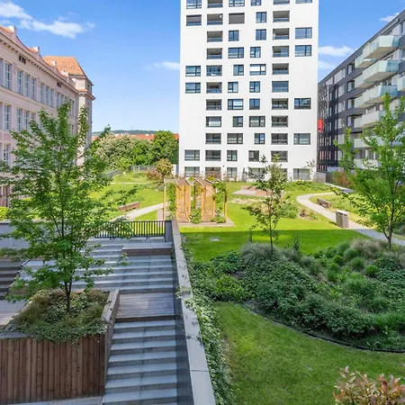 Lam Fuchsia Ac-balcony Pressburg