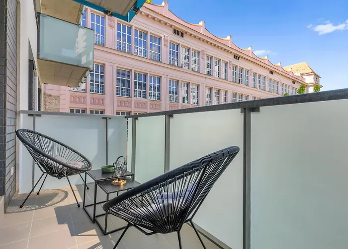 Lam Fuchsia Ac-balcony *